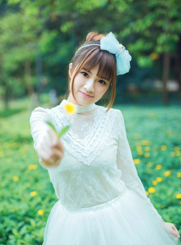 “夫君当以国事为重，妾身怎敢相怪？夫君且先休息，妾身先告退了。”美妇微笑着摇头道。